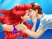 Play Ariel Kissing Underwater